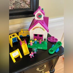 vintage 1993 Barney’s school house play set & 12 assessories. Mint condition